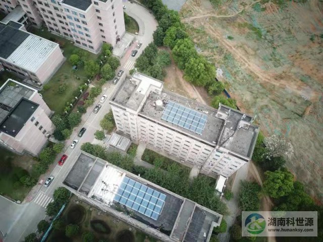 懷化學(xué)院宿舍屋頂太陽能熱水工程
